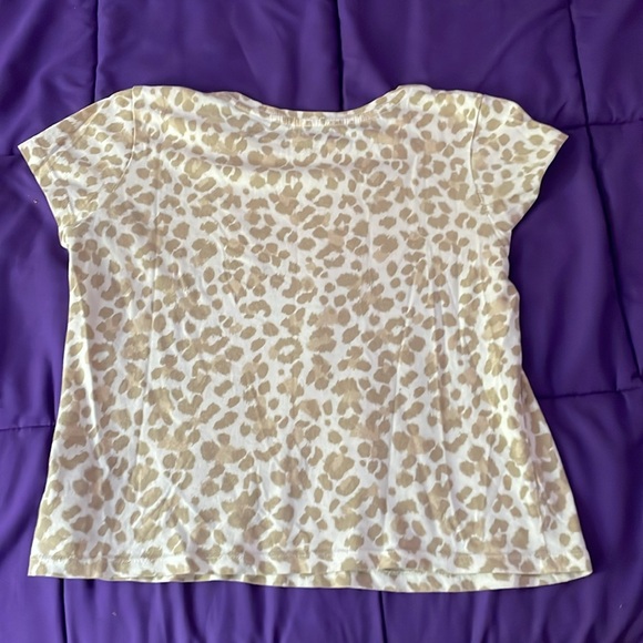 I am selling a leopard print Old Navy shirt - Picture 2 of 3